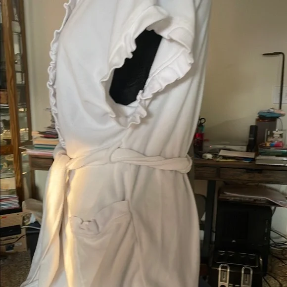 Steve Madden White Ruffle Robe - Picture 5 of 6